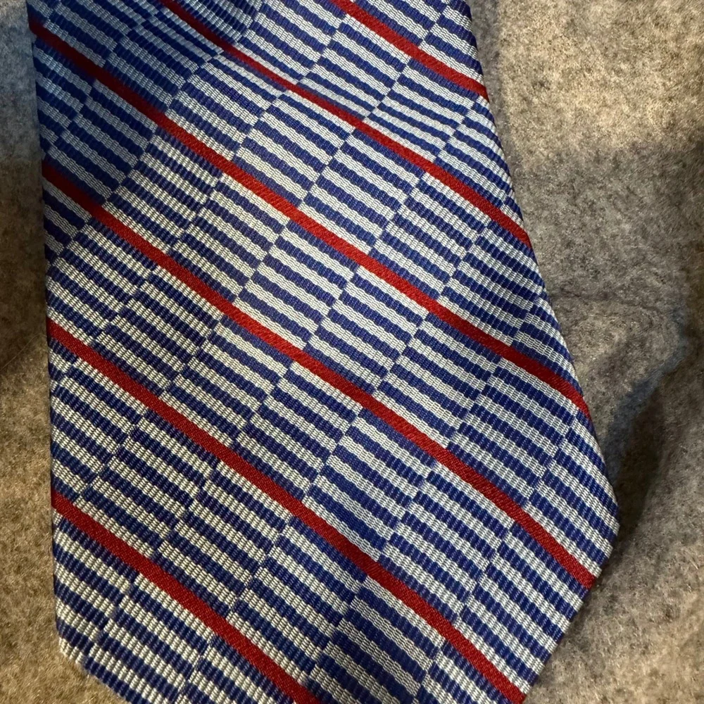 Hickey Freeman Mens Silk Tie Blue Red Striped Geometric Hand Tailored USA Made